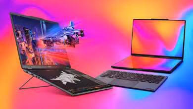 Deux laptops Lenovo avec effet lumineux, fond contrasté orange et violet vif.