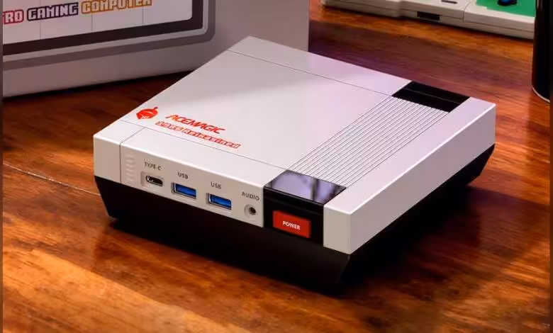 ACEMAGIC Retro X3 : Ryzen 7 H 255, Radeon 780M, DDR5-5600 et double M.2 PCIe 4.0 1 Mini-PC style rétro NES, bois foncé, éclairage vif et contrasté.