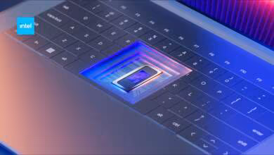 Processeur Intel intégré dans un clavier rétroéclairé avec logo Intel.