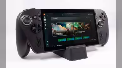 Console portable ASUS ROG Ally X en mode paysage sur support