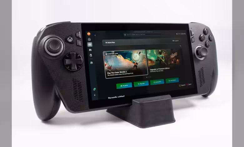 ROG Ally 2026 : un refresh repéré avec Ryzen Z2 Extreme, format 7 pouces en vue 1 Console portable ASUS ROG Ally X en mode paysage sur support