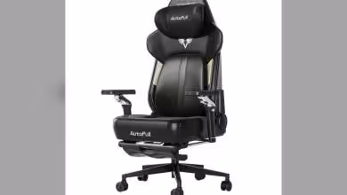 Chaise gaming AutoFull M6 Ultra 2.0 en cuir noir avec coussin lombaire et accoudoirs réglables.