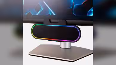 Barre de son écran Cyber Acoustics CA-2890GX installée sur un support de moniteur.