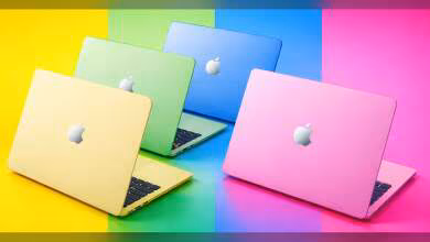 Quatre MacBook colorés en jaune, vert, bleu et rose, sur fond multicolore.