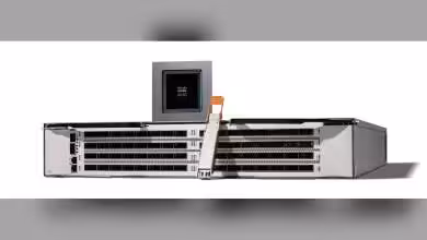 Routeur Cisco avec ASIC Silicon One G300 en arrière-plan, 102,4 Tb/s, grille frontale visible.