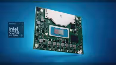 Module intégré Intel Core Ultra 9 sur fond bleu avec contraste élevé et détails nets