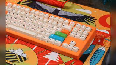 Clavier mécanique orange avec touches personnalisées sur tapis de souris coloré