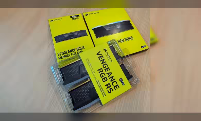 Corsair change l’emballage des Vengeance DDR5 pour contrer les retours frauduleux 1 Emballages des kits Corsair Vengeance RGB DDR5 sur table en bois clair.