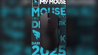 Vue frontale de la souris gaming Darmoshark M9 avec graphisme de fond moderne.