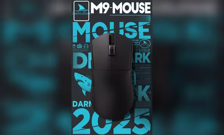 Darmoshark M9 : souris gaming XXL, capteur PAW 3950 et 59 g pour grandes mains 1 Vue frontale de la souris gaming Darmoshark M9 avec graphisme de fond moderne.