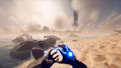 Vue à la première personne sur une plage désertique avec gants futuristes lumineux.