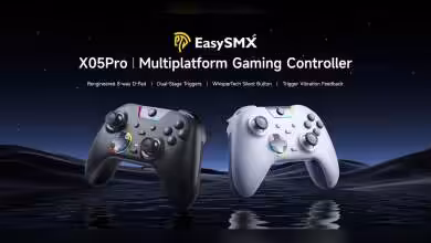 Manettes EasySMX X05Pro noir et blanc sur fond sombre étoilé.