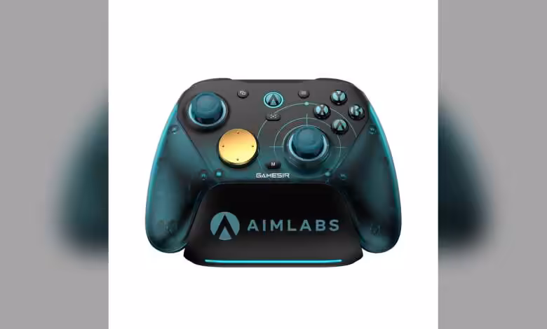 GameSir G7 Pro 8K PC : manette sans-fil 8 000 Hz co-brandée Aimlabs en précommande 1 Manette GameSir G7 Pro avec support AimLabs, boutons dorés et accents turquoise.