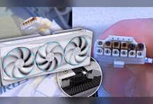 Carte graphique blanche GeForce RTX vue avec connecteur en gros plan, fond contrasté