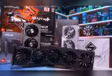 Cartes graphiques Sapphire, ASUS, et XFX devant leurs boîtes dans un magasin informatique.