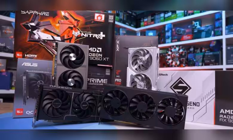 Prix GPU en hausse de 15 % depuis novembre, les RTX 5090 et 5070 Ti en tête 1 Cartes graphiques Sapphire, ASUS, et XFX devant leurs boîtes dans un magasin informatique.