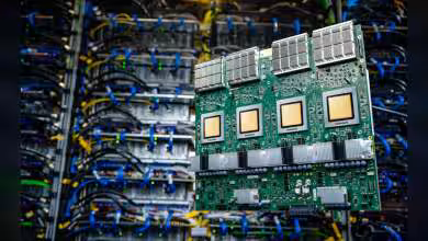 Carte Google TPU avec circuits intégrés devant des racks de serveurs