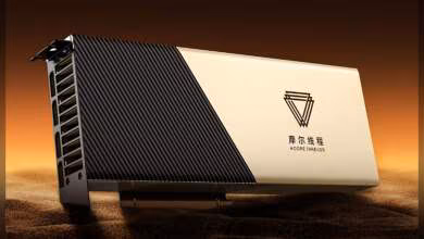 Carte graphique Moore Threads avec design noir et doré sur fond sable.