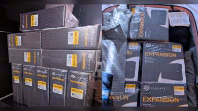 Plusieurs boîtes de disques durs Seagate Expansion empilées dans une valise.