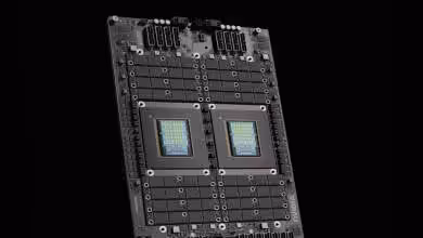 Close-up de deux puces HBM montées sur une carte NVIDIA.