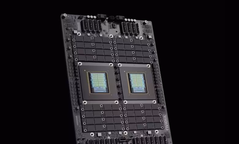 HBM4 NVIDIA : SK hynix majoritaire, Samsung en soutien, Micron écarté sur Vera Rubin 1 Close-up de deux puces HBM montées sur une carte NVIDIA.
