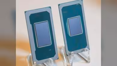 Deux processeurs Intel Arc B390/B370 sur support transparent