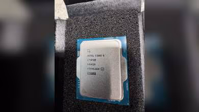 Processeur Intel Core i9 273PQE sur fond de mousse noire.