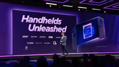 Présentation scène avec console de jeu, écran violet lumineux, texte "Handhelds Unleashed"