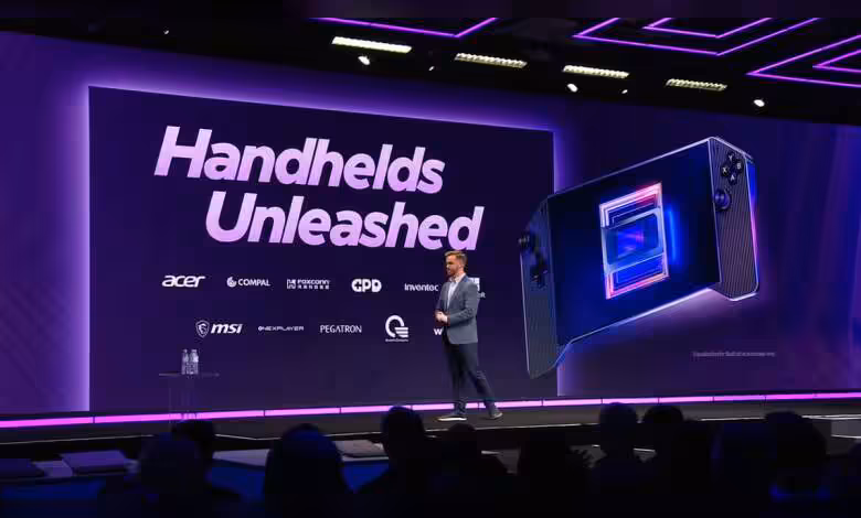 Intel Core G3 Panther Lake pour handhelds repoussé au T2, deux puces 14 cœurs et iGPU Arc B380/B360 1 Présentation scène avec console de jeu, écran violet lumineux, texte "Handhelds Unleashed"