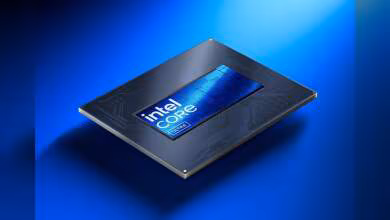Processeur Intel Core Ultra sur fond bleu, vue en angle
