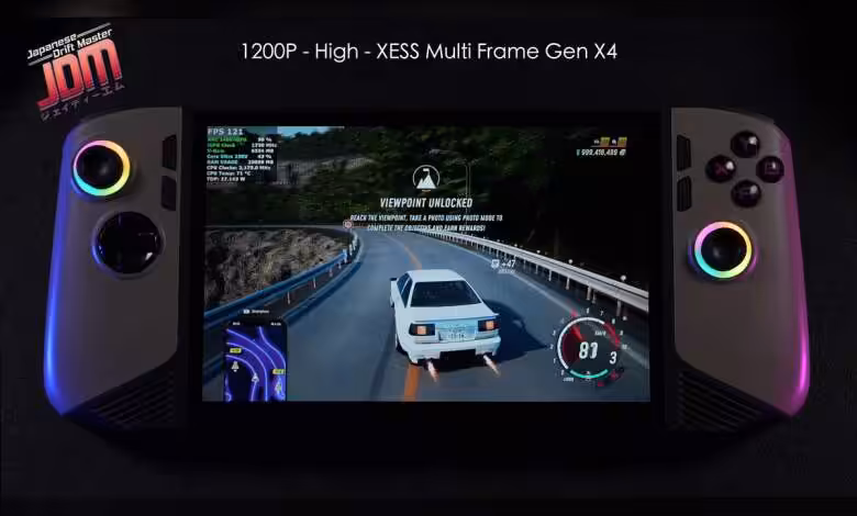 Intel XeSS 3 Multi‑Frame Generation déjà opérationnel sur Arc A380 et MSI Claw via contournement 1 Console de jeu portable affichant séquence course, éclairage RVB vifs fond noir.