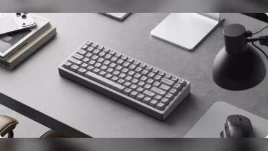 Clavier Keychron K2 HE sur un bureau moderne avec accessoires minimalistes.