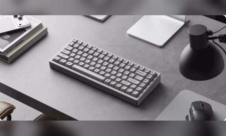 Keychron K2 HE Special Edition : résine et béton, design soigné sans changer la base 1 Clavier Keychron K2 HE sur un bureau moderne avec accessoires minimalistes.