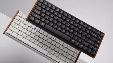 Claviers Keychron K3 HE et K3 Ultra en vue aérienne, profil bas.