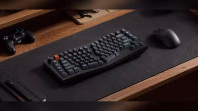 Clavier Keychron V10 Ultra Alice 75 % sur un bureau en bois.