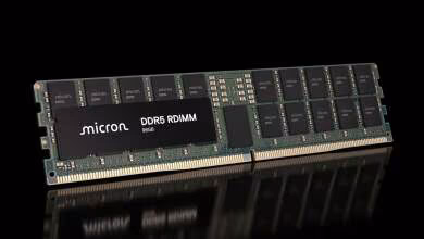 Barre de RAM Micron DDR5 RDIMM 96GB avec puces de mémoire visibles sur fond noir.