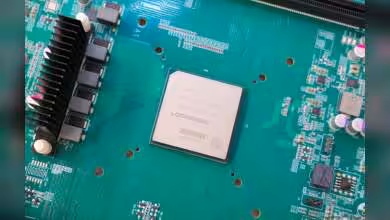 Processeur Loongson 3B6000 monté sur une carte mère verte.