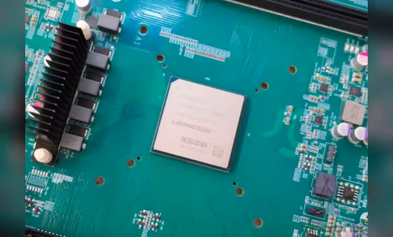 Loongson 3B6000 : un tiers des performances d’un Ryzen 5 9600X selon Phoronix 1 Processeur Loongson 3B6000 monté sur une carte mère verte.