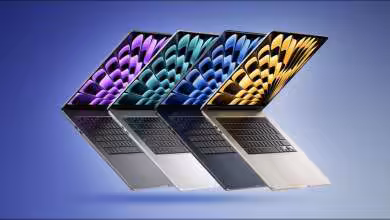 MacBooks en cinq couleurs différentes, design moderne sur fond bleu