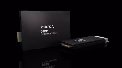 SSD Micron 9650 PCIe Gen 6 présenté sur fond noir