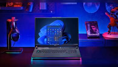 Ordinateur portable gamer affichant Windows 11, éclairage RGB vif, fond bleu contrasté