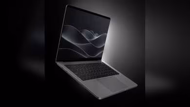 Laptop MTT AIBOOK ouvert, écran dynamique, fond noir, contrastes élevés