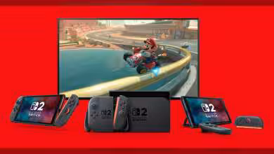 Consoles Nintendo Switch avec écran, manettes Joy-Con et Mario Kart affiché sur la télévision.