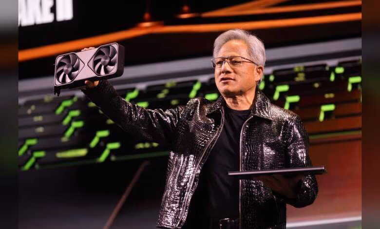 NVIDIA gaming : contraintes d’approvisionnement GDDR7 et disponibilité RTX 50 1 Carte graphique NVIDIA avec double ventilateur tenue par une personne sur scène.