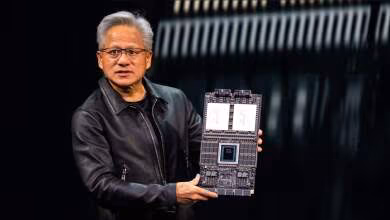 Jensen Huang présentant un nouveau GPU NVIDIA avec fond noir et effets lumineux contrastés