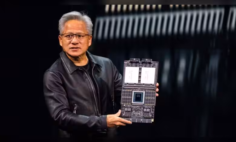 NVIDIA GTC 2026 : keynote le 16 mars, deux heures au SAP Center de San Jose 1 Personne tenant une carte mère NVIDIA avec modules de mémoire et processeur intégrés.