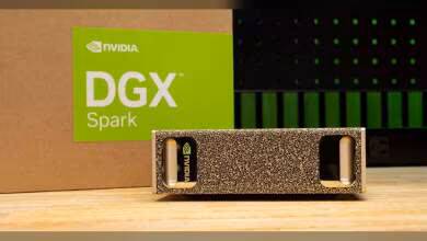 Photo produit NVIDIA DGX Spark sur table, éclairage professionnel, fond sombre avec packaging visible.