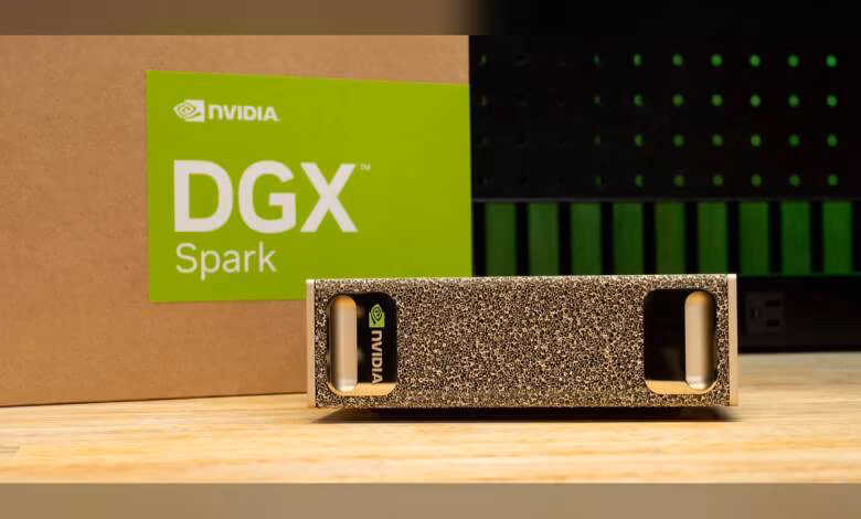 NVIDIA DGX Spark Founders Edition passe à 4 800 € : hausse officielle du MSRP 1 Photo produit NVIDIA DGX Spark sur table, éclairage professionnel, fond sombre avec packaging visible.