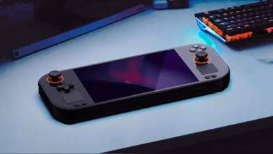Photo de la console de jeu portable sur une table avec éclairage professionnel, fond sombre contrasté