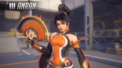 Personnage Anran d'Overwatch 2 dans une tenue orange et noire avec un éventail enflammé